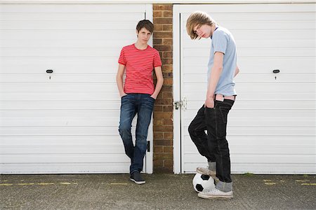 Teenage boys by garages Foto de stock - Sin royalties Premium, Código: 614-02243729