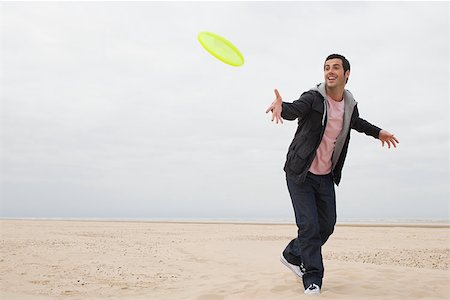 Man throwing a flying disc Stock Photo - Premium Royalty-Free, Code: 614-02243784