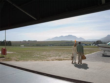 Couple sur l'aérodrome Photographie de stock - Premium Libres de Droits, Code: 614-02258720