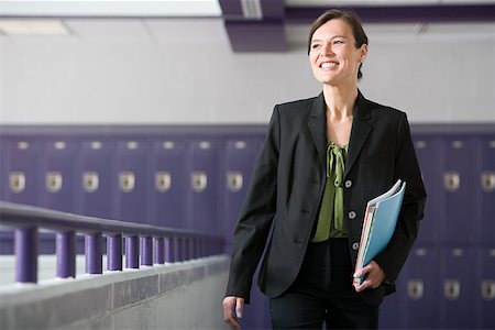 enseignante - Un enseignant qui marche dans un couloir Photographie de stock - Premium Libres de Droits, Code: 614-02259975
