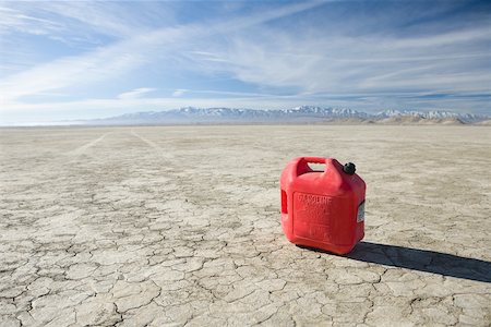 A gas can in the desert Foto de stock - Sin royalties Premium, Código: 614-02343333