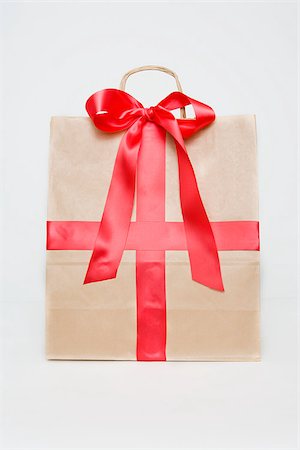 sac cadeau - Ruban sur un sac en papier Photographie de stock - Premium Libres de Droits, Code: 614-02392308