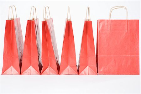 simsearch:614-02392370,k - Red shopping bags in a row Foto de stock - Sin royalties Premium, Código: 614-02392358