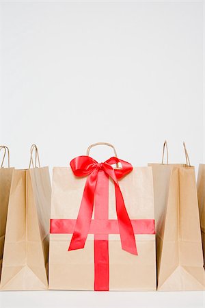 simsearch:670-06451561,k - Arc et ruban sur un sac en papier Photographie de stock - Premium Libres de Droits, Code: 614-02392370