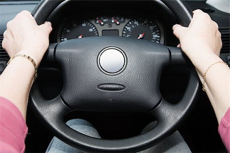 steering wheel - Person driving Foto de stock - Sin royalties Premium, Código: 614-02392652