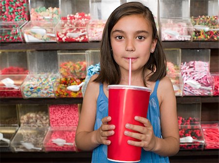 softdrink - Une jeune fille de boire une boisson gazeuse Photographie de stock - Premium Libres de Droits, Code: 614-02392963