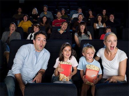 Une famille de regarder un film Photographie de stock - Premium Libres de Droits, Code: 614-02392998