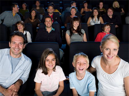 Une famille de regarder un film Photographie de stock - Premium Libres de Droits, Code: 614-02392991