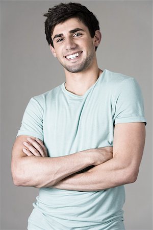 Portrait d'un jeune homme souriant Photographie de stock - Premium Libres de Droits, Code: 614-02393124
