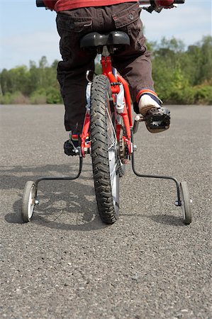 stabilität - Kind auf dem Fahrrad mit Stabilisatoren Stockbilder - Premium RF Lizenzfrei, Bildnummer: 614-02393820