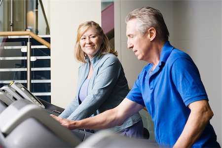 exerciseur - Un homme et une femme à l'aide de tapis roulants dans la salle de gym Photographie de stock - Premium Libres de Droits, Code: 614-02614029