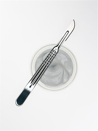 scalpel - Scalpel et cosmétiques crème Photographie de stock - Premium Libres de Droits, Code: 614-02611987