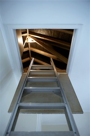 desvanes - Ladder leading up to the loft Foto de stock - Sin royalties Premium, Código: 614-02612625