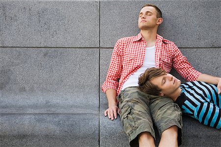 simsearch:614-02613435,k - Un couple gay relaxant Photographie de stock - Premium Libres de Droits, Code: 614-02613432