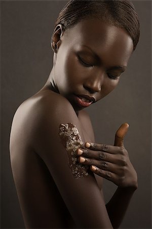 peeling - Junge Frau, die ihren Arm Peeling Stockbilder - Premium RF Lizenzfrei, Bildnummer: 614-02613804