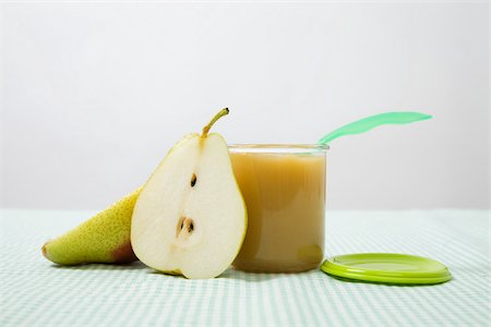 simsearch:614-02639882,k - Pear and baby food Foto de stock - Sin royalties Premium, Código: 614-02639869