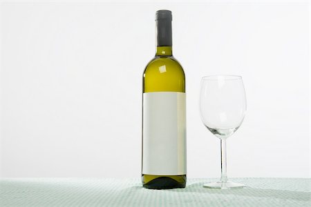 Verre et bouteille de vin Photographie de stock - Premium Libres de Droits, Code: 614-02639876