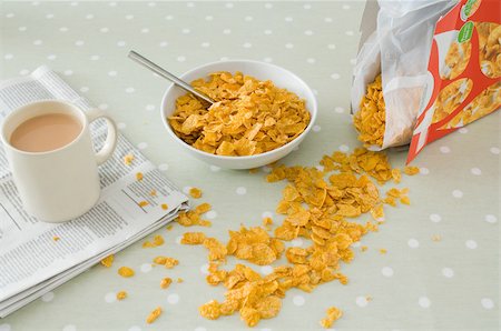 packet - Spilt breakfast cereal Foto de stock - Sin royalties Premium, Código: 614-02639913