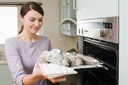 Woman cooking fish Foto de stock - Sin royalties Premium, Código: 614-02639937