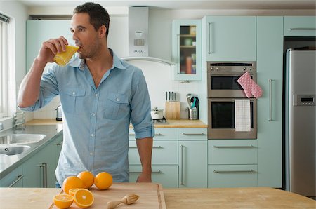 exprimidor de jugo - Man drinking orange juice Foto de stock - Sin royalties Premium, Código: 614-02639979