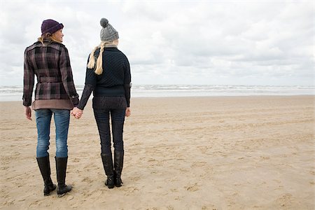 pareja lesbiana - Women holding hands by the sea Foto de stock - Sin royalties Premium, Código: 614-02640000