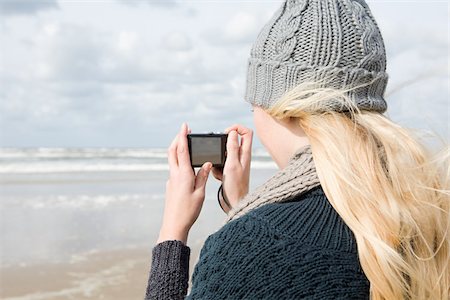 Woman by the sea with camera Foto de stock - Sin royalties Premium, Código: 614-02640031