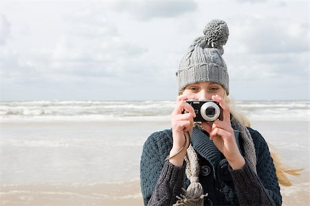 digitalkamera - Frau am Meer mit Kamera Stockbilder - Premium RF Lizenzfrei, Bildnummer: 614-02640041