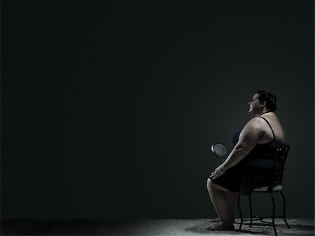 seated fat woman - Femme en fauteuil avec miroir Photographie de stock - Premium Libres de Droits, Code: 614-02640138