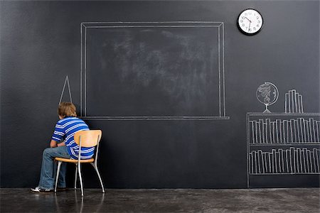 A boy sat in a corner with a chalk dunce cap Foto de stock - Sin royalties Premium, Código: 614-02640660