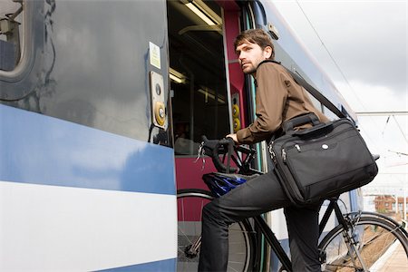 simsearch:614-02679479,k - Man with bike getting onto train Foto de stock - Sin royalties Premium, Código: 614-02679409