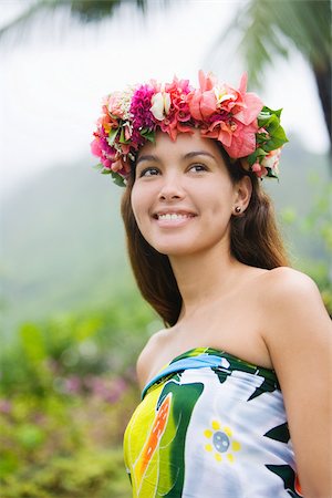 Young woman with flowers in hair in moorea Foto de stock - Royalty Free Premium, Número: 614-02679643