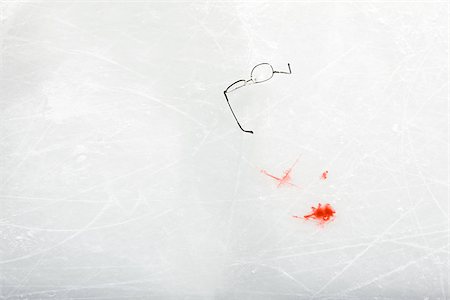 sang - Lunettes de vue et son sang sur la glace Photographie de stock - Premium Libres de Droits, Code: 614-02679797