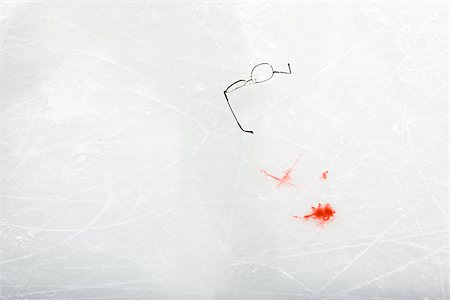 roto - Eyeglasses and blood on the ice Foto de stock - Sin royalties Premium, Código: 614-02679797