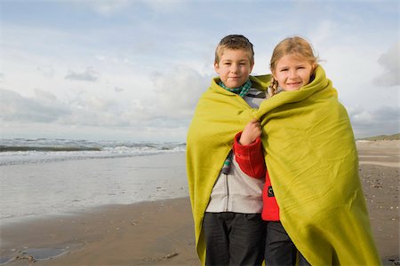 simsearch:614-02680509,k - Children in blanket by the sea Foto de stock - Royalty Free Premium, Número: 614-02680529