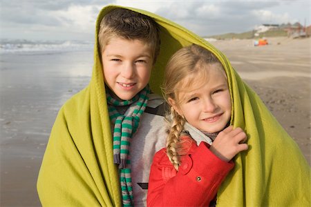 simsearch:614-02680509,k - Children in blanket by the sea Foto de stock - Royalty Free Premium, Número: 614-02680555