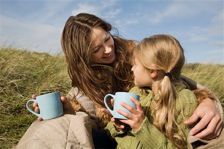 simsearch:614-02680509,k - Mother and daughter outdoors with drinks Foto de stock - Royalty Free Premium, Número: 614-02680570