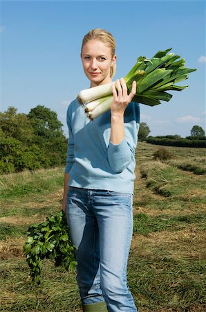 simsearch:614-02680628,k - Woman holding vegetables Foto de stock - Sin royalties Premium, Código: 614-02680627