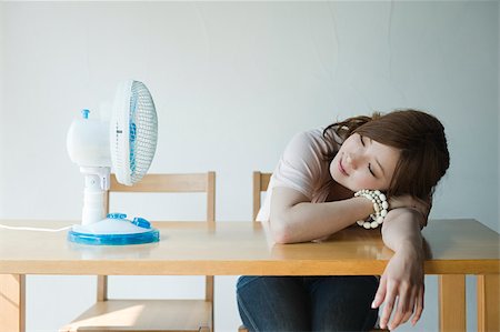 Young woman with fan Foto de stock - Sin royalties Premium, Código: 614-02681105