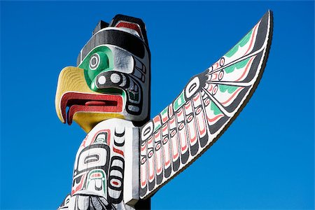 Thunderbird totem pole in stanley park Foto de stock - Sin royalties Premium, Código: 614-02740060