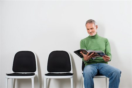 sitting in doctors office waiting - Man in waiting room Foto de stock - Sin royalties Premium, Código: 614-02740146