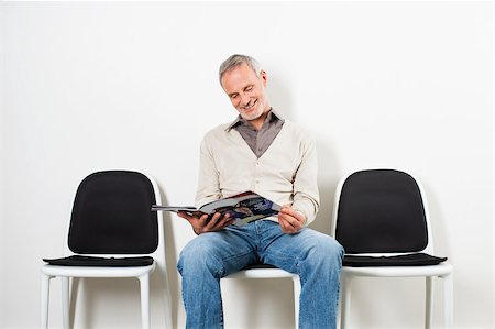 sitting in doctors office waiting - Man in waiting room Foto de stock - Sin royalties Premium, Código: 614-02740208