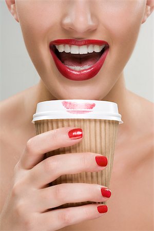 Femme buvant un café dans une tasse de papier Photographie de stock - Premium Libres de Droits, Code: 614-02740394