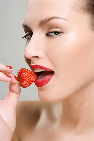 Woman eating a strawberry Foto de stock - Sin royalties Premium, Código: 614-02740421