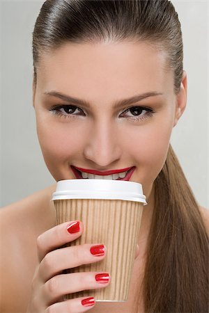 Femme tenant une tasse à café en papier Photographie de stock - Premium Libres de Droits, Code: 614-02740432