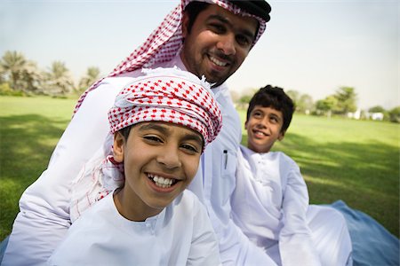 dishdasha - Portrait of a father with his sons Stock Photo - Premium Royalty-Free, Code: 614-02764063