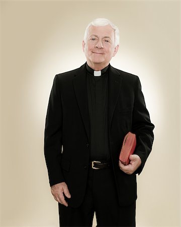 Portrait d'un prêtre tenant une bible Photographie de stock - Premium Libres de Droits, Code: 614-02764115