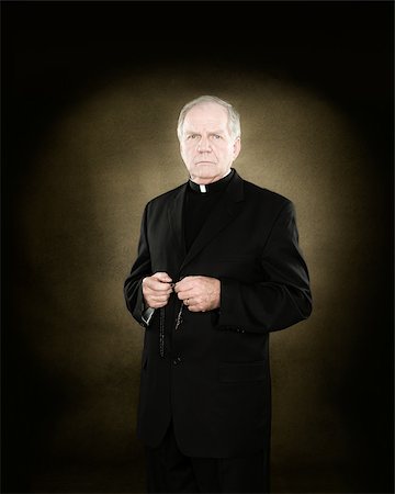 priester - Ein Priester hält Gebetskette Stockbilder - Premium RF Lizenzfrei, Bildnummer: 614-02764112