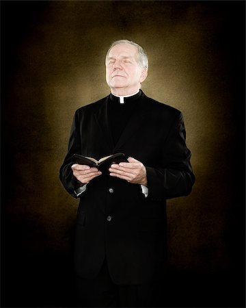 sacerdote - A priest holding a bible Foto de stock - Sin royalties Premium, Código: 614-02764124