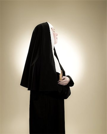 religioso - Profile of a nun holding a bible Foto de stock - Sin royalties Premium, Código: 614-02764134