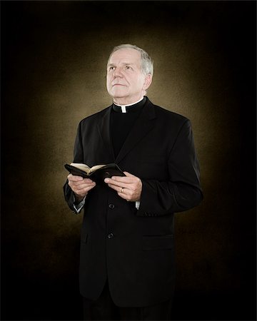 priest bible - Portrait d'un prêtre tenant une bible Photographie de stock - Premium Libres de Droits, Code: 614-02764144